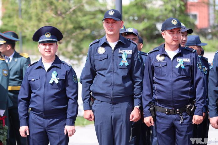 В Усть-Каменогорске к памятнику Первого министра обороны возложили цветы